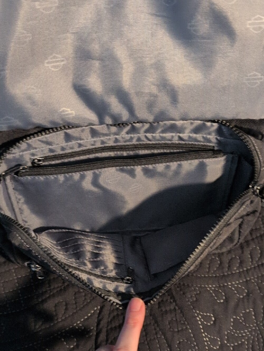 Harley-Davidson Black Quilted Crossbody Messenger Bag with Skull Patch - Picture 4 of 5